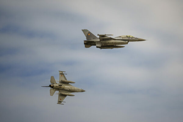 Alertă în spațiul aerian NATO: România și Polonia scot avioane de luptă pentru interceptarea dronelor rusești