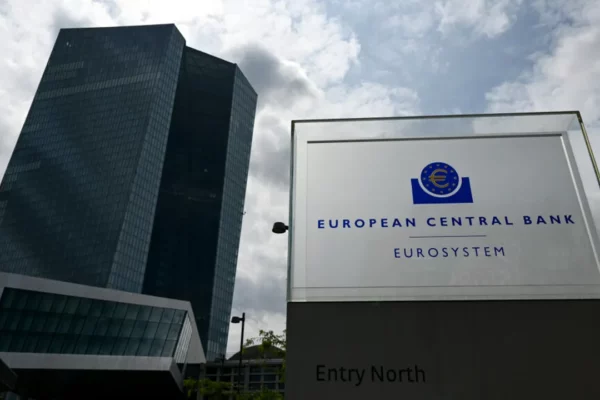 BCE menține dobânzile neschimbate în ciuda riscurilor economice